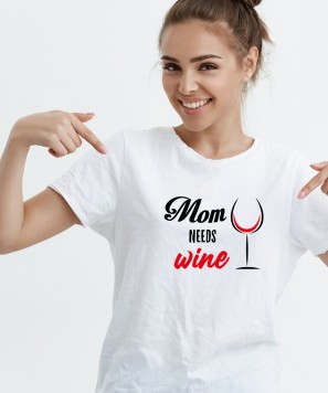 Tricou personalizat "Mom needs wine"